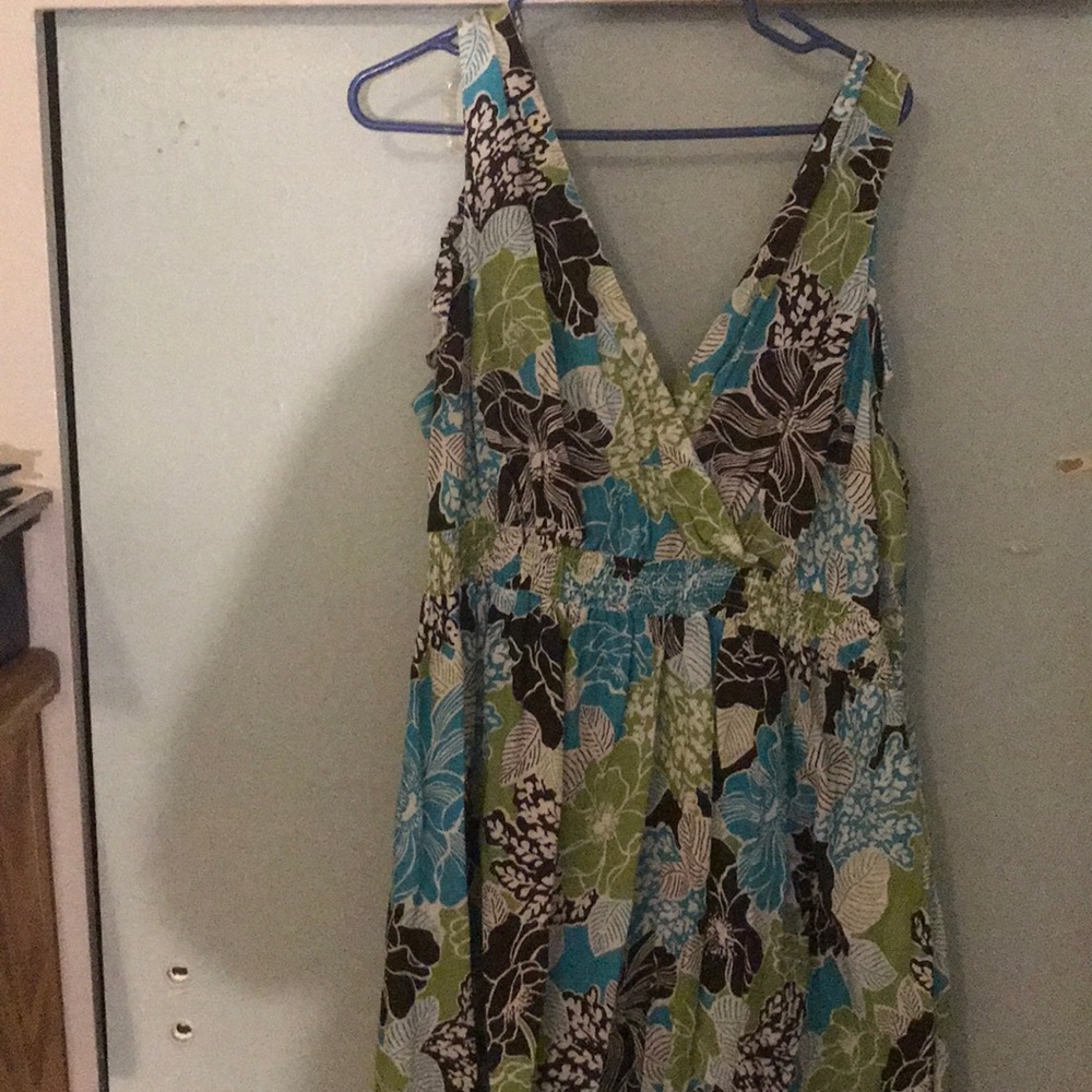 Cool floral w/ leaves dress size 26/28